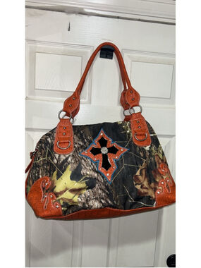 Women's YESIR Camo & Orange Cross duffle Bag One Size
